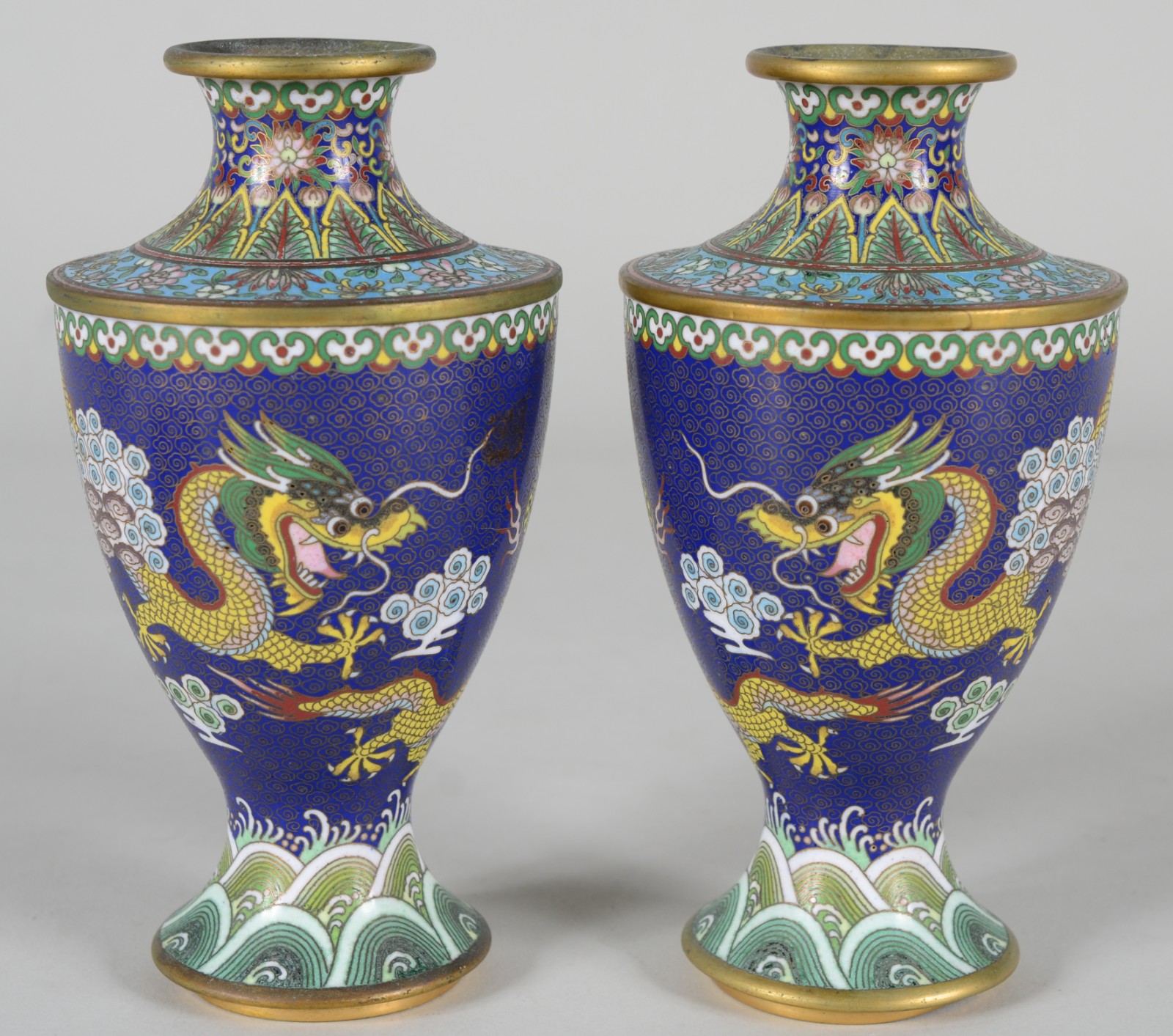 Par de pequenos vasos de cloisoné, ricamente decorados com figuras de... - foto 4 de 9
