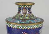 Par de pequenos vasos de cloisoné, ricamente de... - Par de pequenos vasos de cloisoné, ricamente decorados com figuras de dragões em policromia sobre fundo azul. Assinados na base. Acompanham pean...
