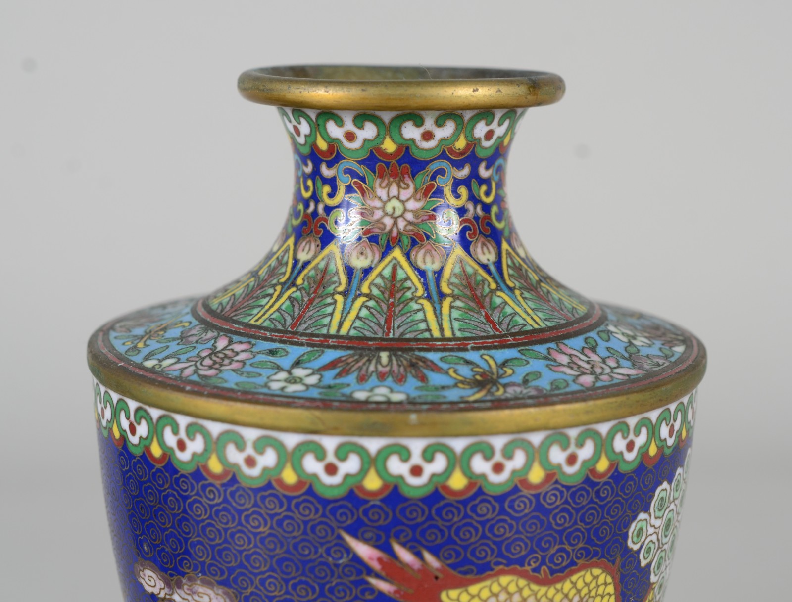 Par de pequenos vasos de cloisoné, ricamente decorados com figuras de... - foto 5 de 9