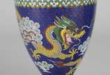 Par de pequenos vasos de cloisoné, ricamente de... - Par de pequenos vasos de cloisoné, ricamente decorados com figuras de dragões em policromia sobre fundo azul. Assinados na base. Acompanham pean...