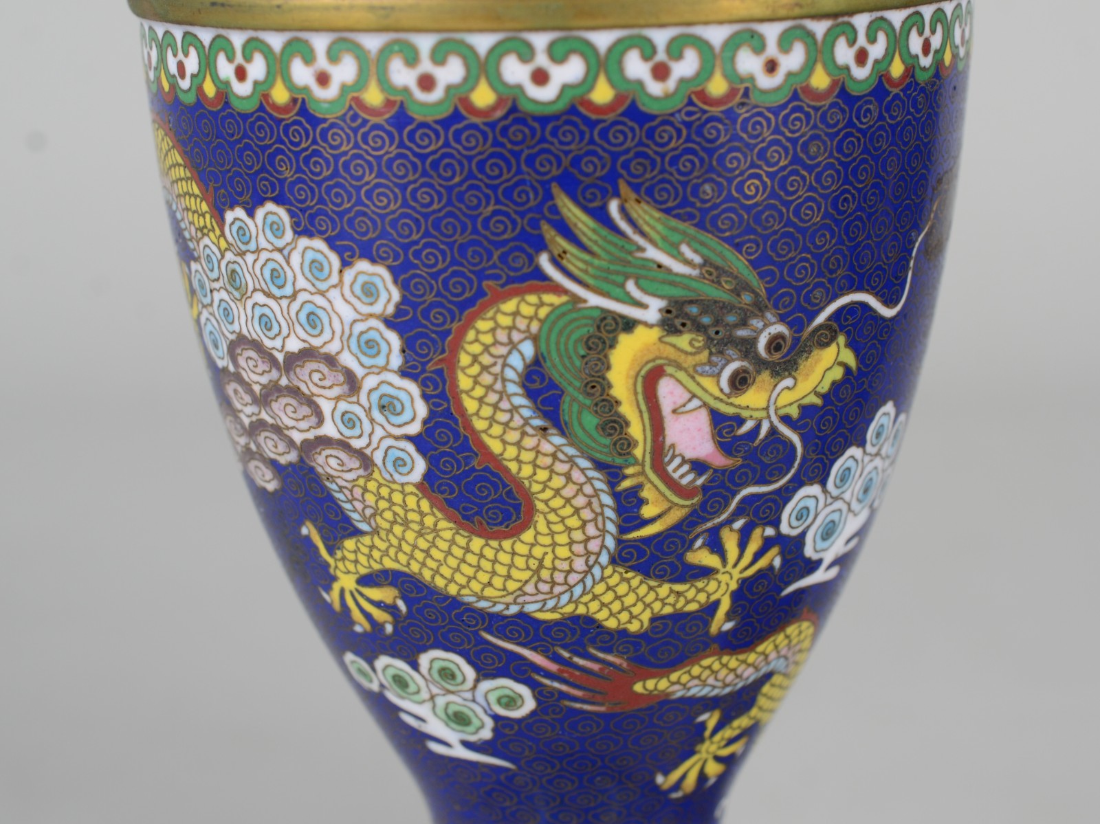 Par de pequenos vasos de cloisoné, ricamente decorados com figuras de... - foto 6 de 9