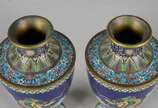 Par de pequenos vasos de cloisoné, ricamente de... - Par de pequenos vasos de cloisoné, ricamente decorados com figuras de dragões em policromia sobre fundo azul. Assinados na base. Acompanham pean...