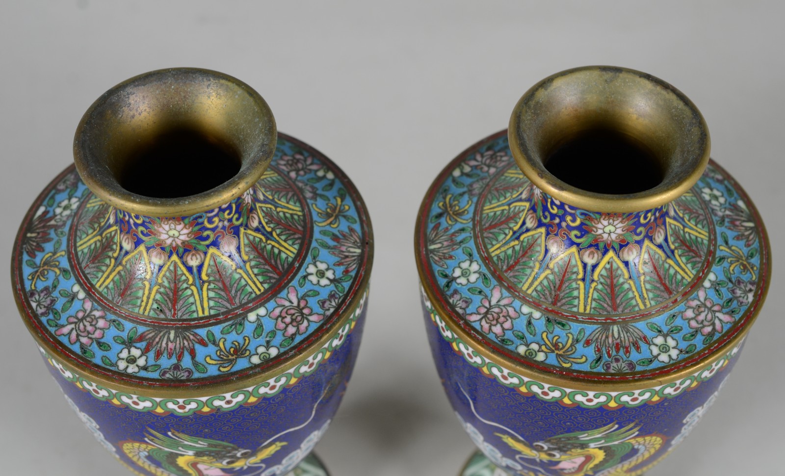 Par de pequenos vasos de cloisoné, ricamente decorados com figuras de... - foto 7 de 9