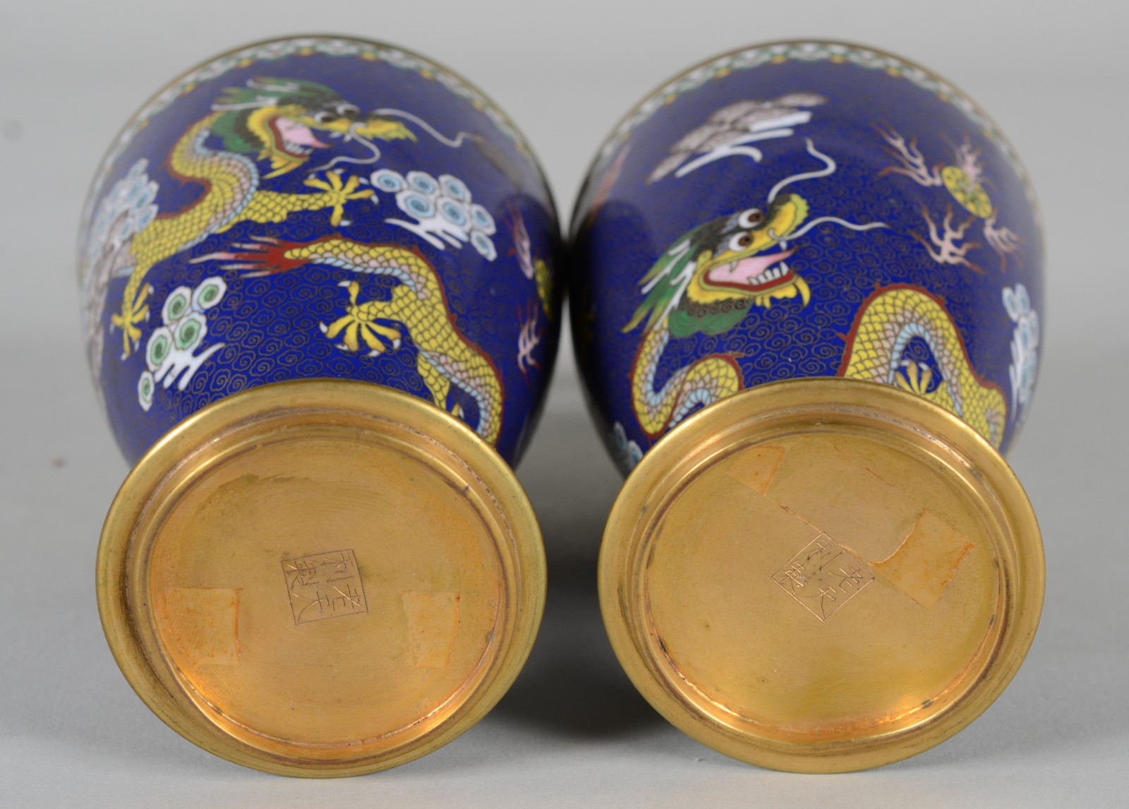 Par de pequenos vasos de cloisoné, ricamente decorados com figuras de... - foto 8 de 9