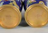Par de pequenos vasos de cloisoné, ricamente de... - Par de pequenos vasos de cloisoné, ricamente decorados com figuras de dragões em policromia sobre fundo azul. Assinados na base. Acompanham pean...