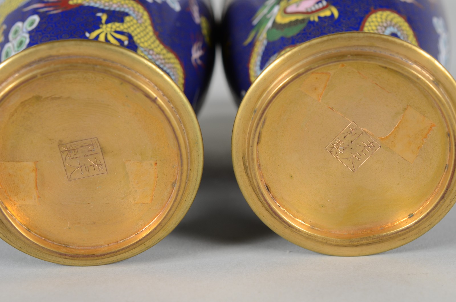 Par de pequenos vasos de cloisoné, ricamente decorados com figuras de... - foto 9 de 9