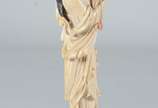 Escultura de marfim oriental representando guei... - Escultura de marfim oriental representando gueixa, resquícios de policromia, base de madeira entalhada. Pequenas rachaduras no marfim.