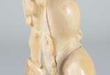 Escultura de marfim representando Shou Xing, o ... - Escultura de marfim representando Shou Xing, o deus da Longevidade, com figura de criança aos seus pés. Segura o pêssego e traz o cajado feito t...