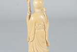 Escultura de marfim representando Shou Xing, o ... - Escultura de marfim representando Shou Xing, o deus da Longevidade, com figura de criança aos seus pés. Segura o pêssego e traz o cajado feito t...