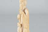 Escultura de marfim representando Shou Xing, o ... - Escultura de marfim representando Shou Xing, o deus da Longevidade, com figura de criança aos seus pés. Segura o pêssego e traz o cajado feito t...