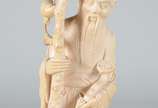 Escultura de marfim chines representando sábio ... - Escultura de marfim chines representando sábio com cajado tendo uma carranca na ponta e pêssegos, o fruto da imortalidade, base de madeira ental...