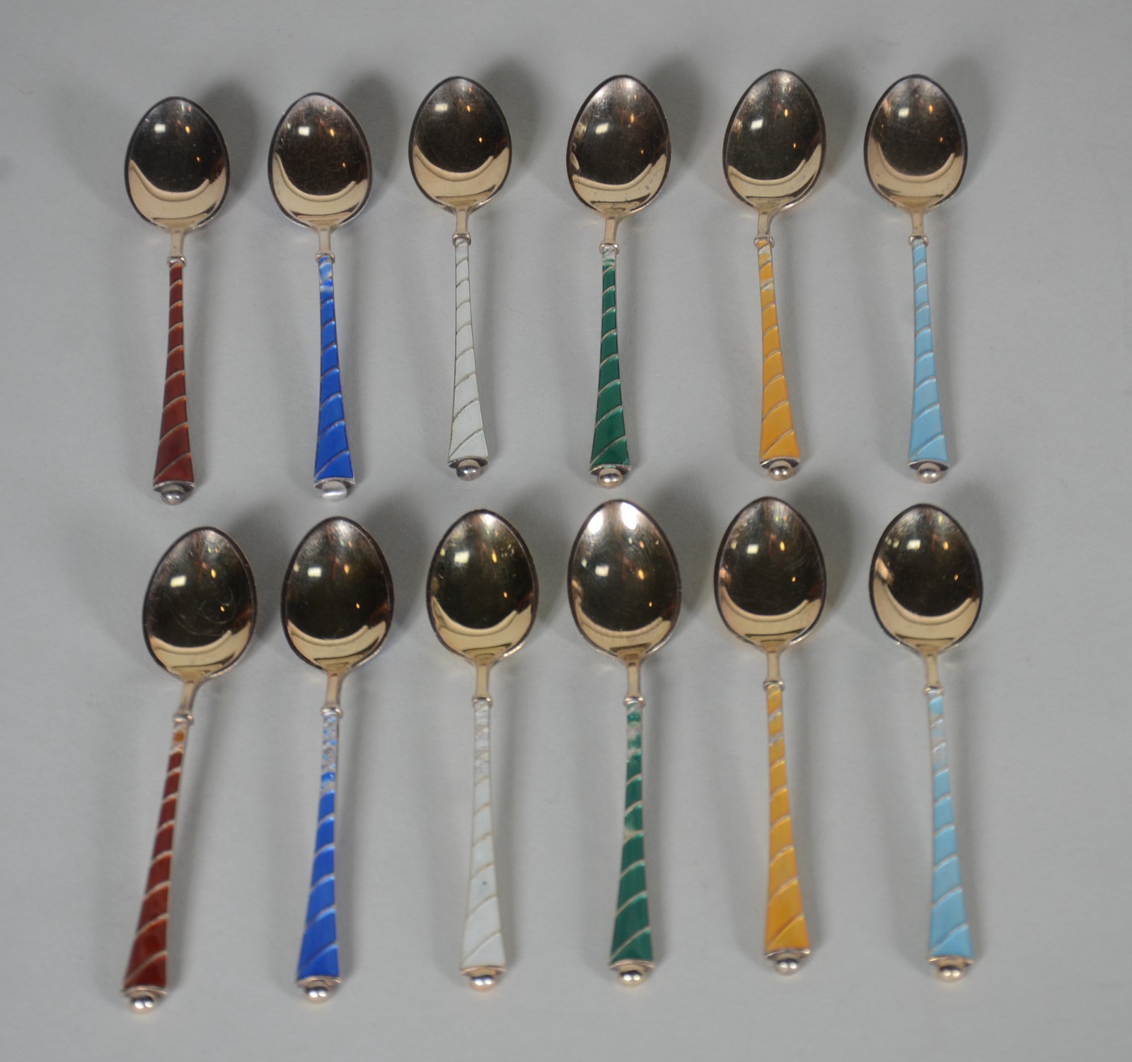 Diversas peças de prata, sendo: 12 colheres de café, Sterling com... - foto 2 de 11