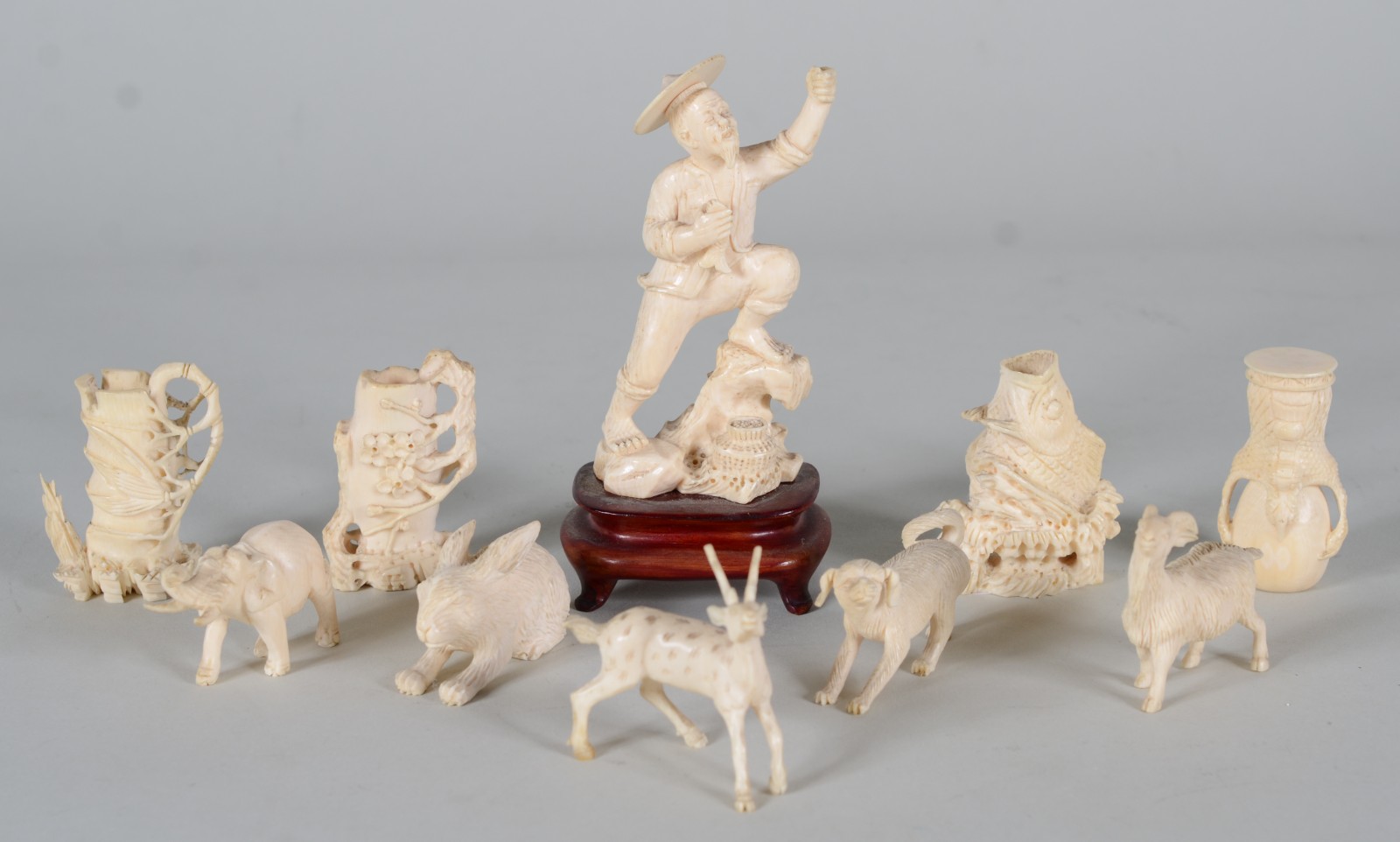 Lote com 10 pequenas peças de marfim oriental representando animais... - foto 1 de 5