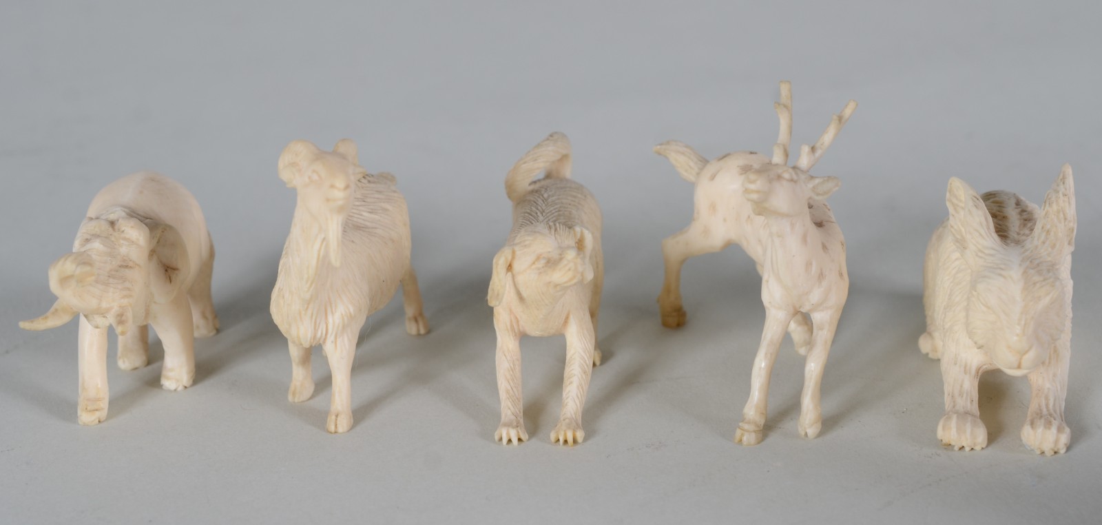 Lote com 10 pequenas peças de marfim oriental representando animais... - foto 4 de 5