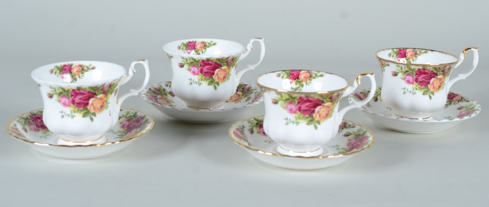 Quatro xícaras para chá com pires de porcelana inglesa Royal Albert... - foto 1 de 6