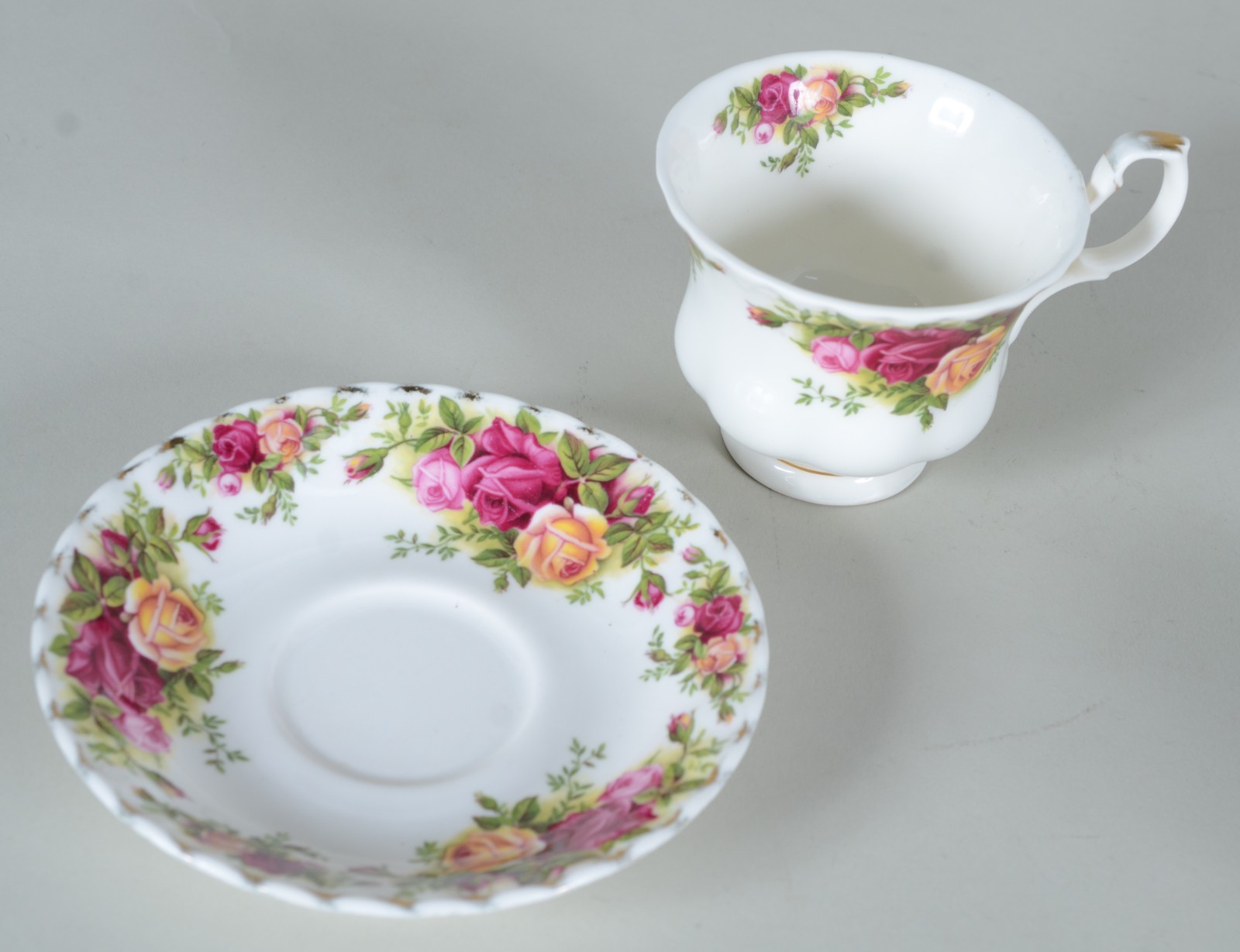 Quatro xícaras para chá com pires de porcelana inglesa Royal Albert... - foto 2 de 6