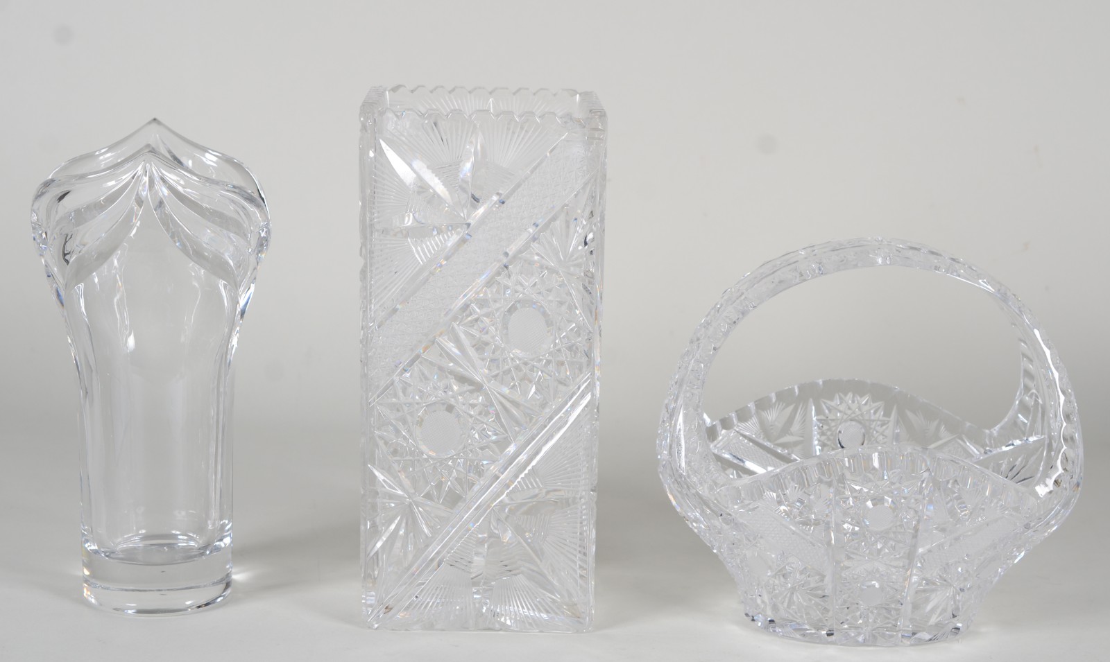 Três peças de cristal lapidado, sendo: 2 vasos para flores e cesta... - foto 1 de 11