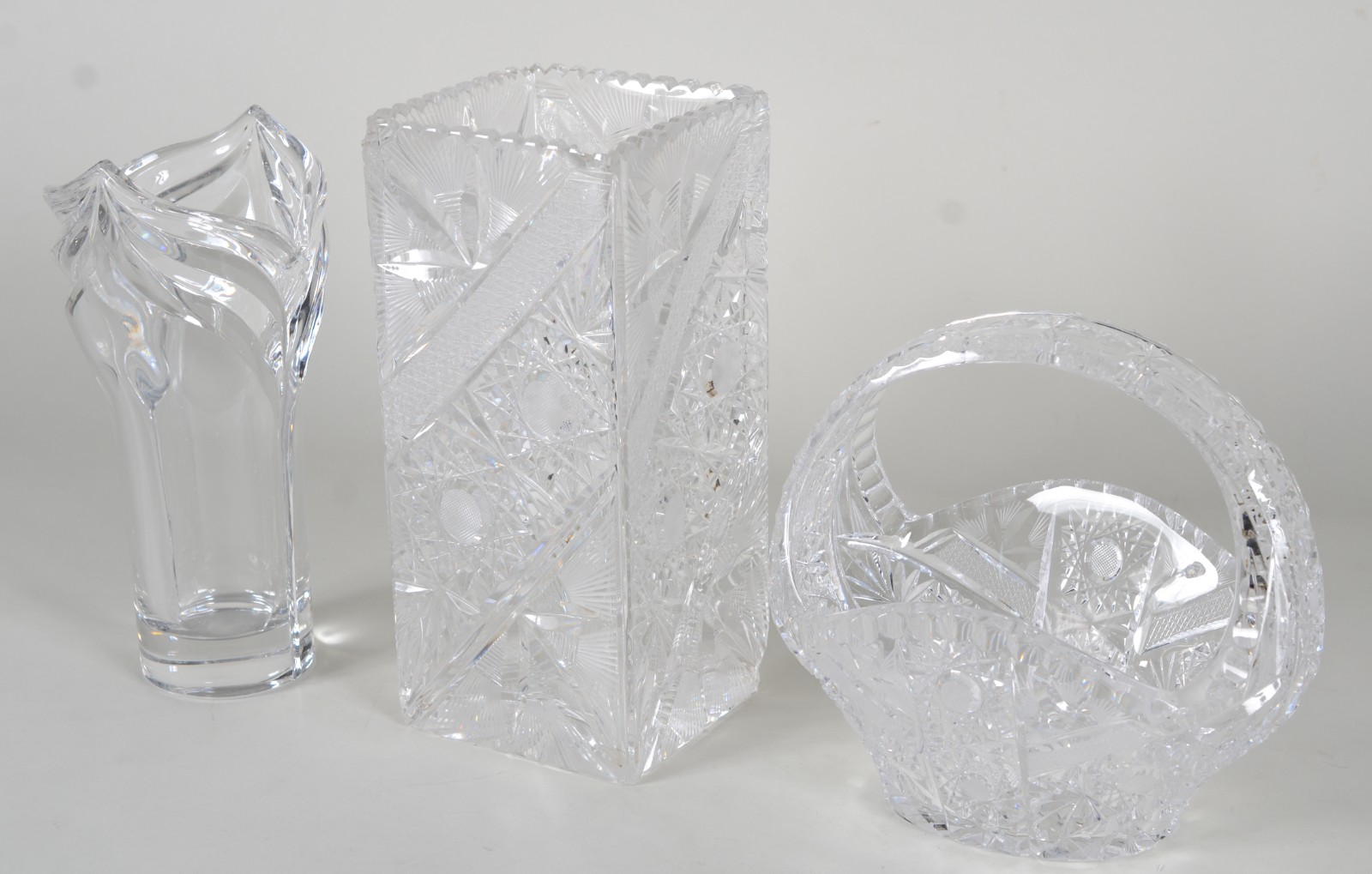 Três peças de cristal lapidado, sendo: 2 vasos para flores e cesta... - foto 2 de 11