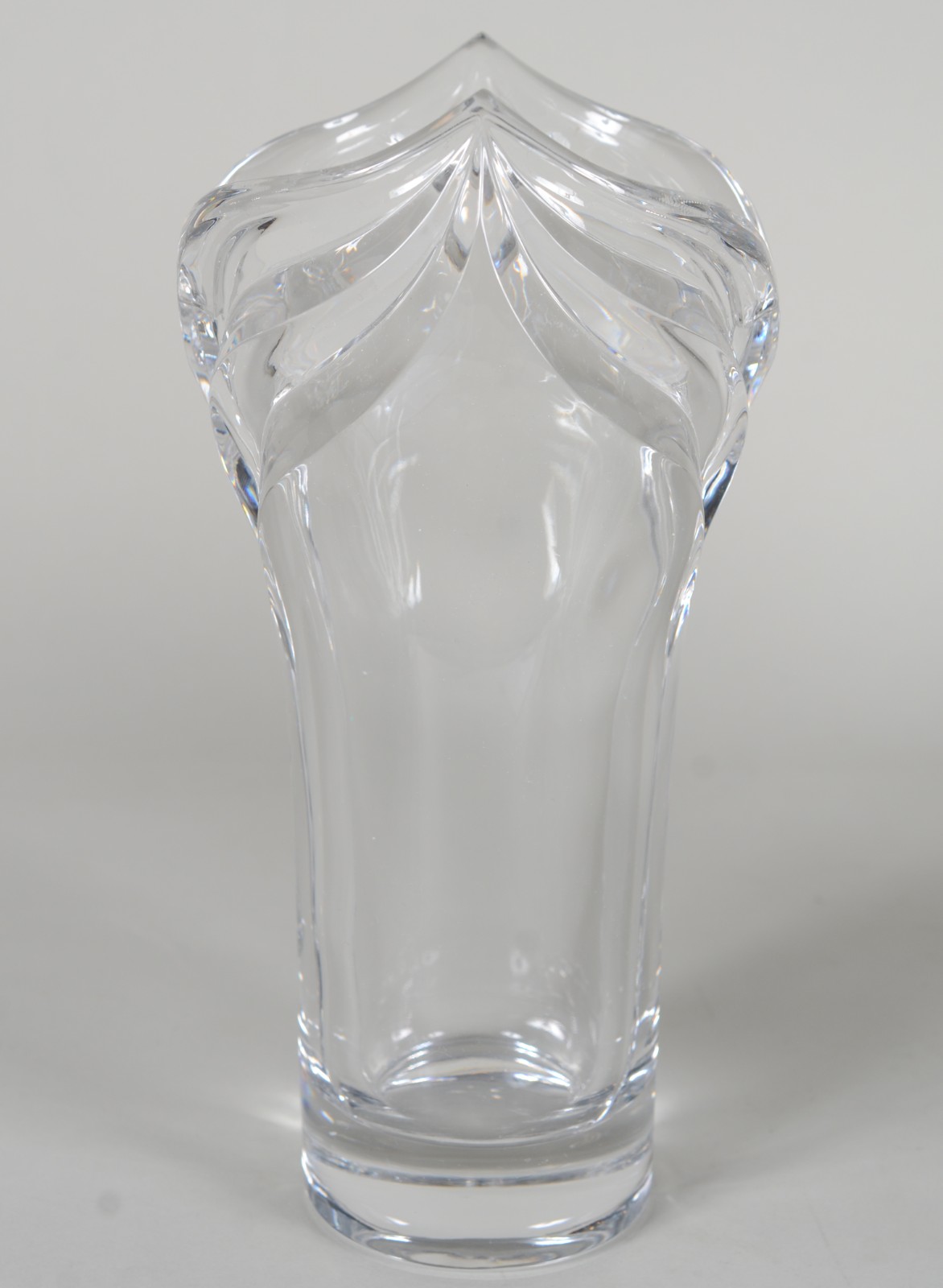 Três peças de cristal lapidado, sendo: 2 vasos para flores e cesta... - foto 3 de 11