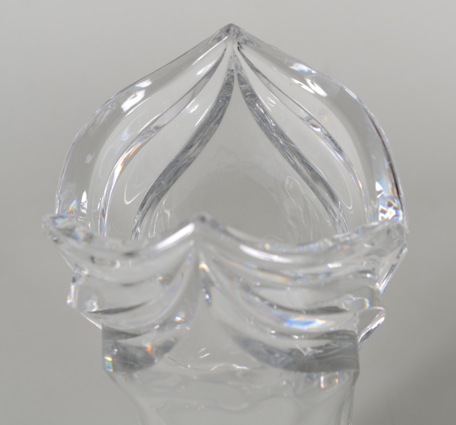 Três peças de cristal lapidado, sendo: 2 vasos para flores e cesta... - foto 4 de 11