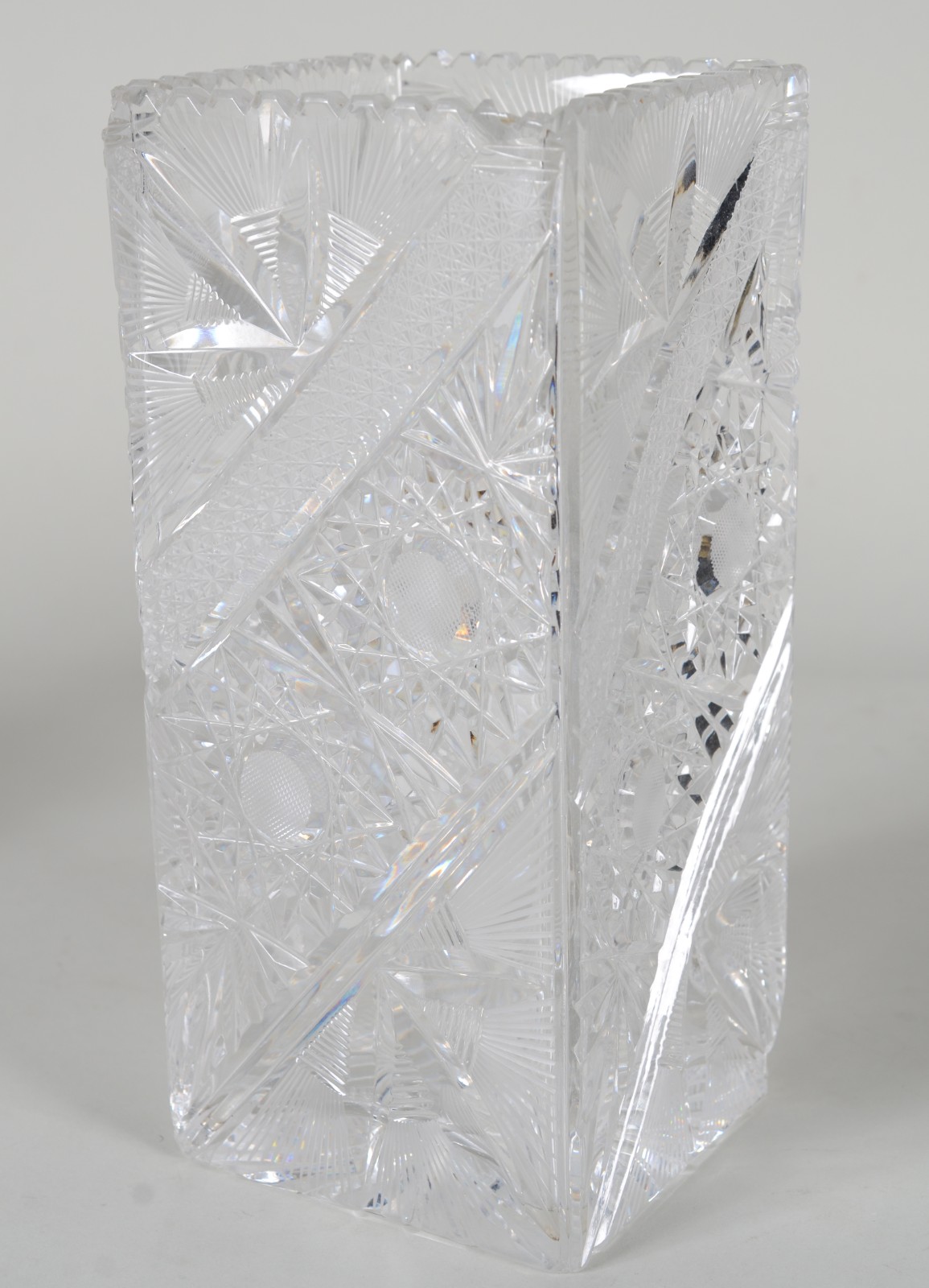 Três peças de cristal lapidado, sendo: 2 vasos para flores e cesta... - foto 5 de 11
