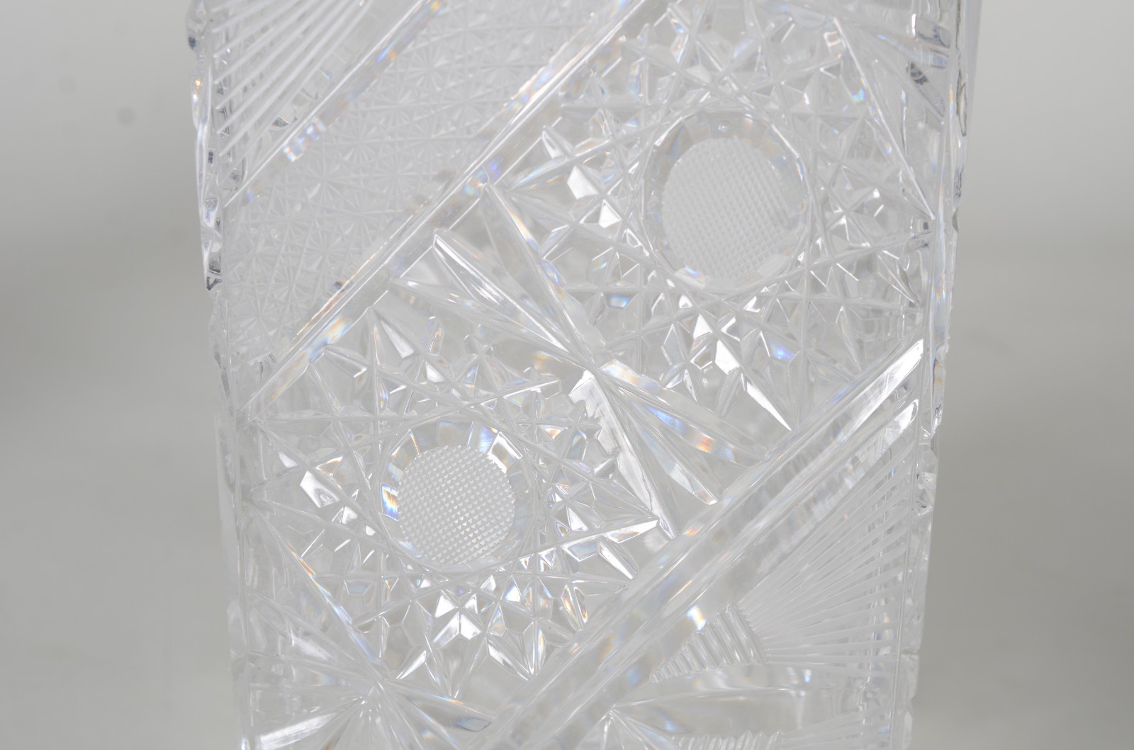 Três peças de cristal lapidado, sendo: 2 vasos para flores e cesta... - foto 6 de 11