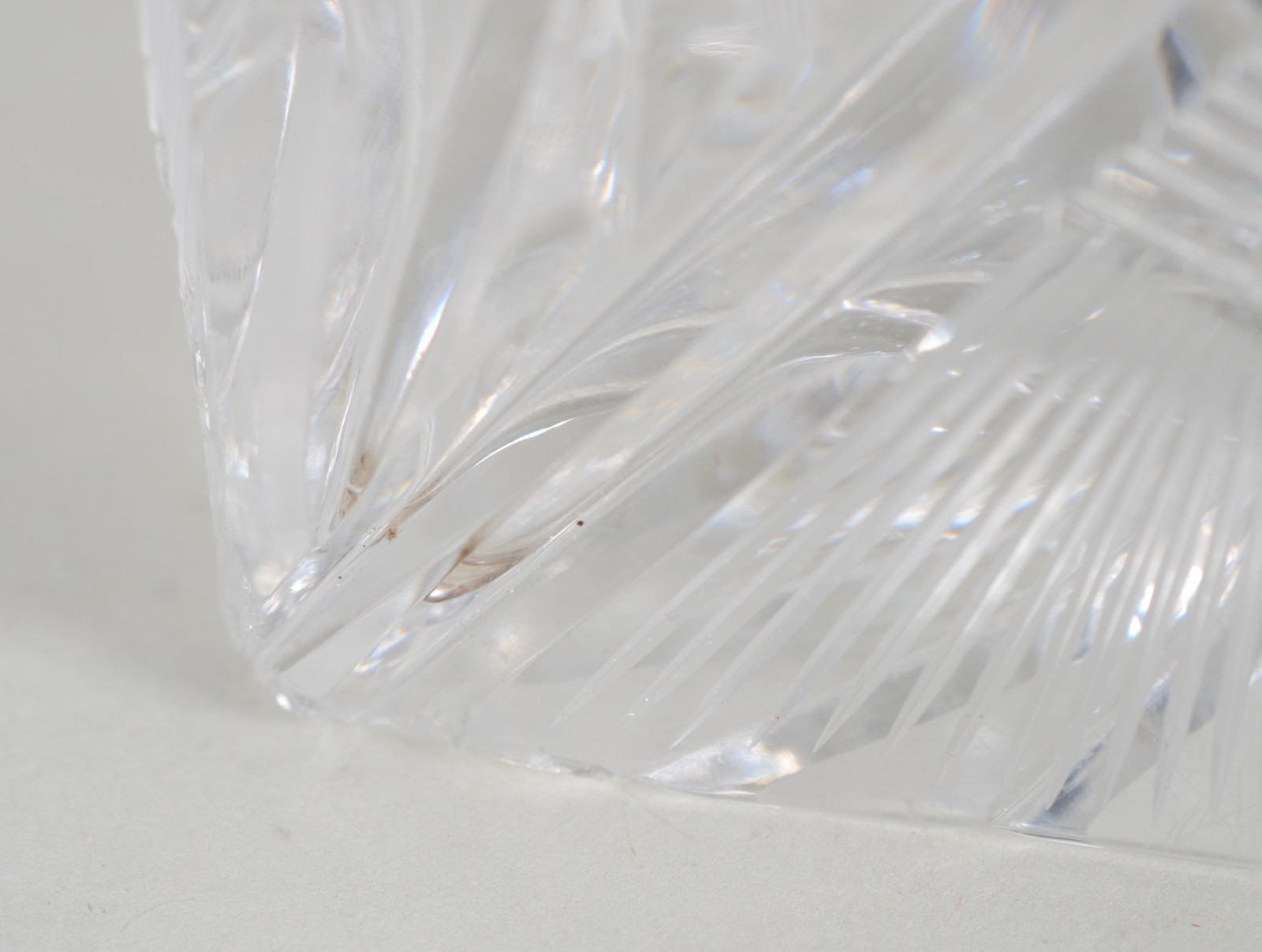 Três peças de cristal lapidado, sendo: 2 vasos para flores e cesta... - foto 7 de 11
