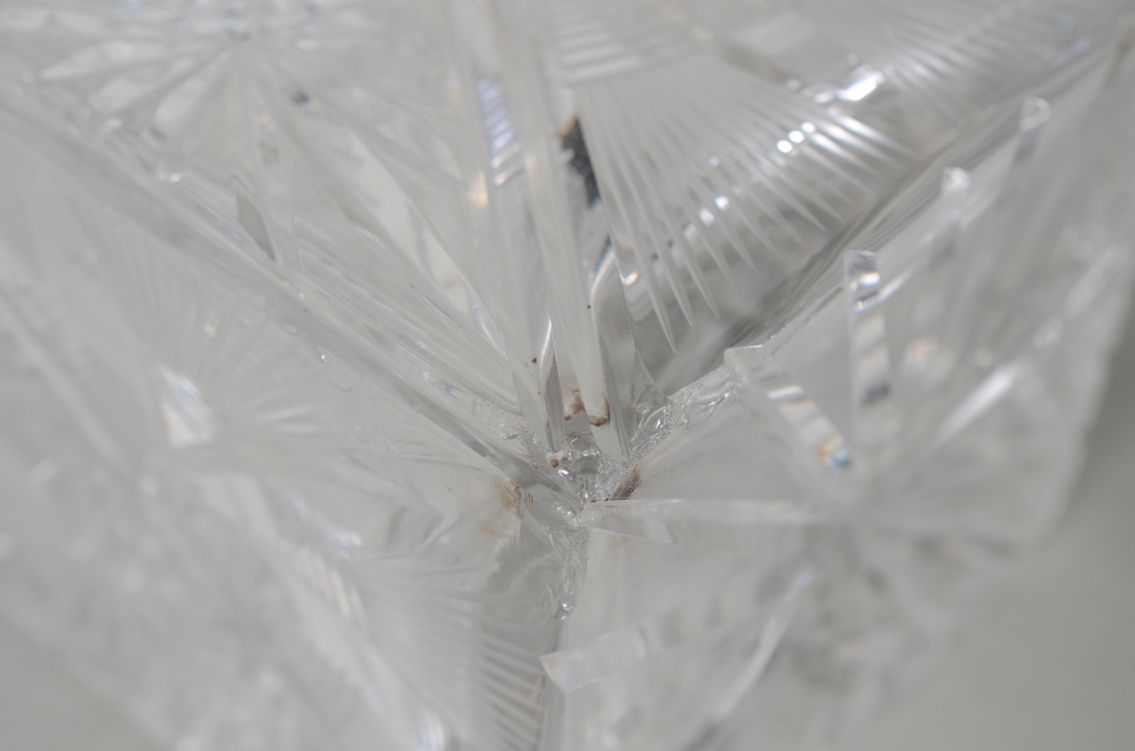 Três peças de cristal lapidado, sendo: 2 vasos para flores e cesta... - foto 8 de 11