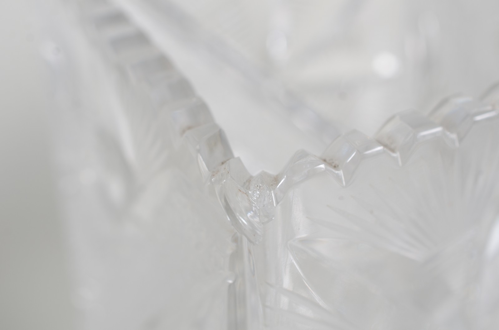 Três peças de cristal lapidado, sendo: 2 vasos para flores e cesta... - foto 9 de 11