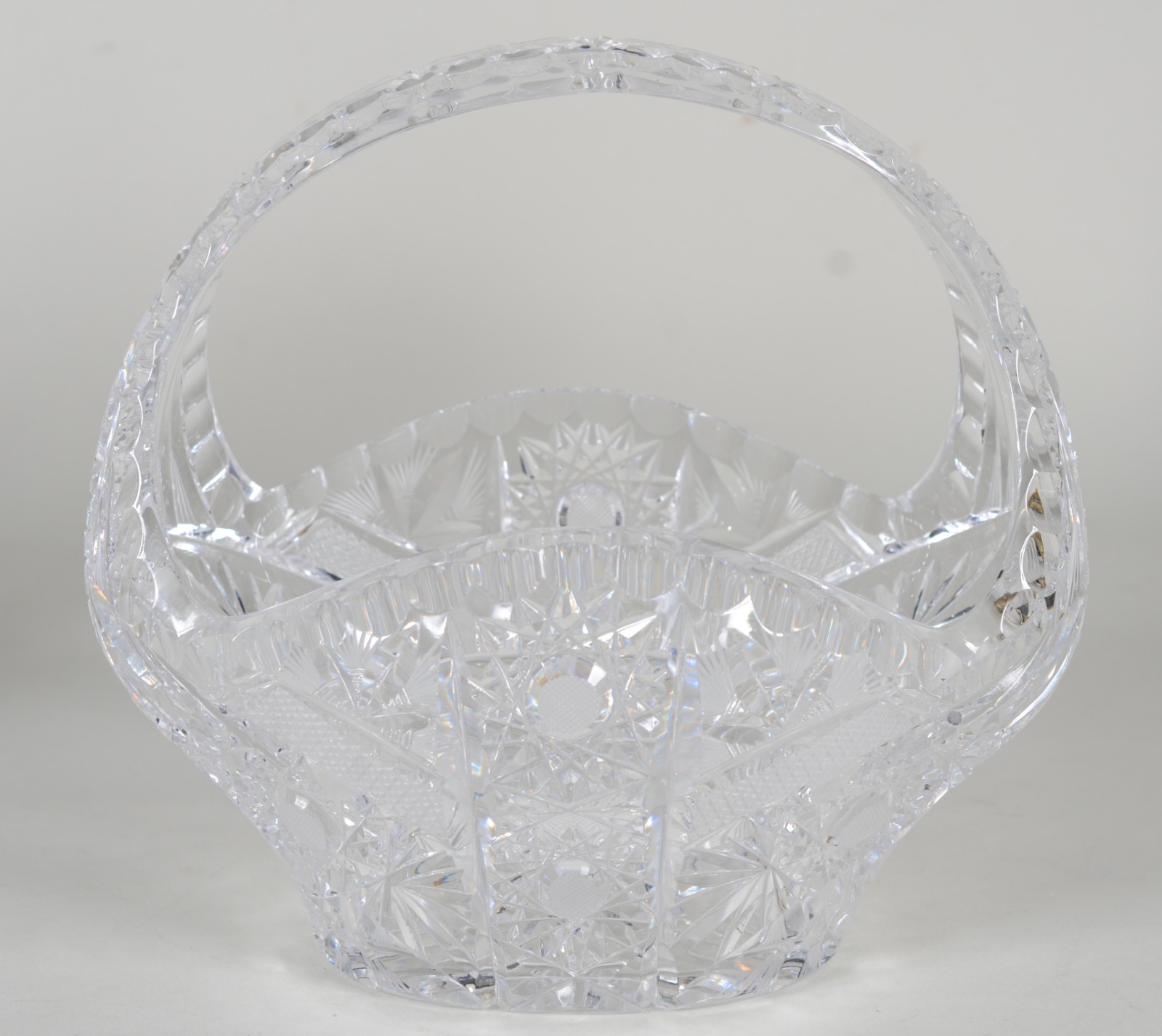 Três peças de cristal lapidado, sendo: 2 vasos para flores e cesta... - foto 10 de 11