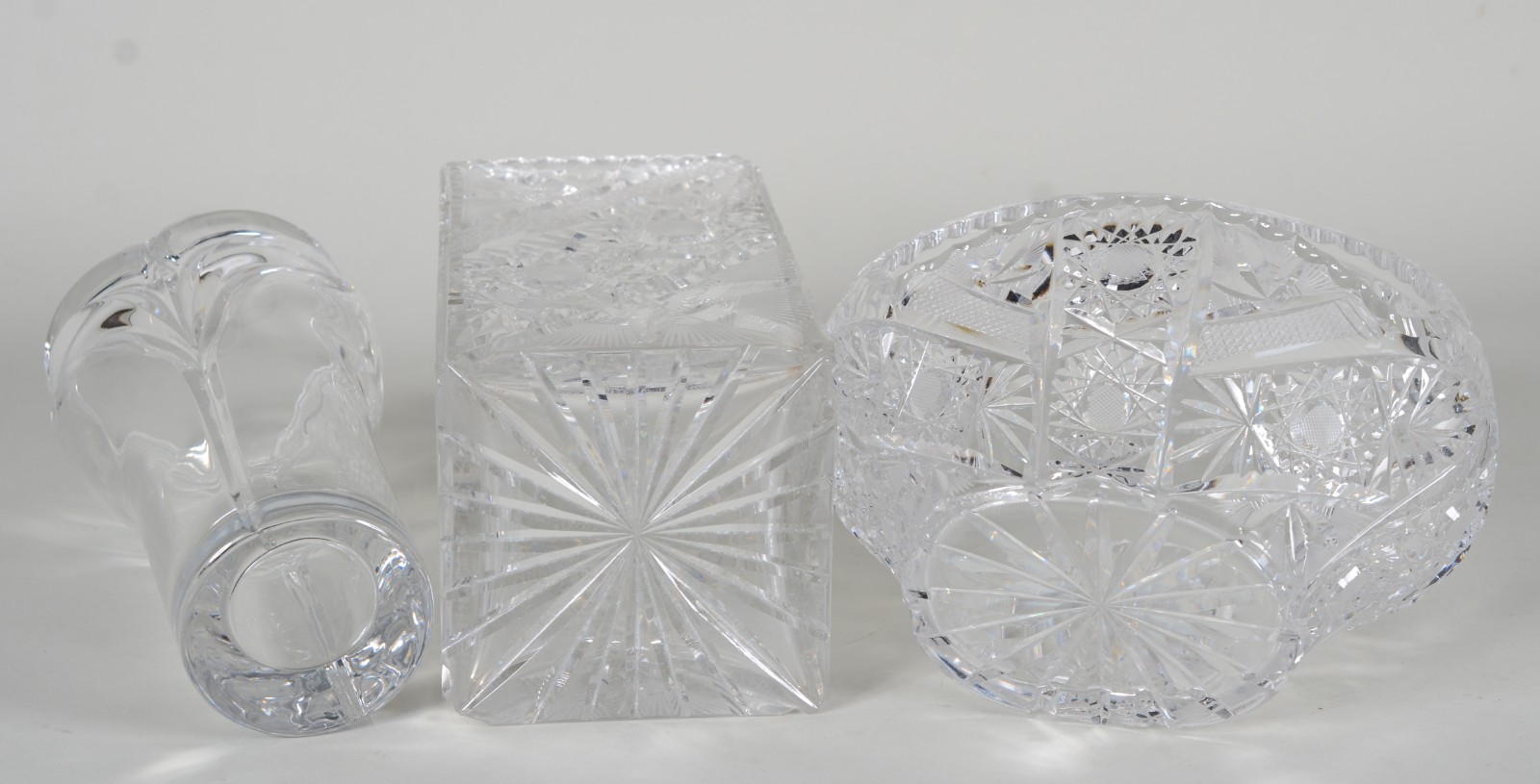 Três peças de cristal lapidado, sendo: 2 vasos para flores e cesta... - foto 11 de 11