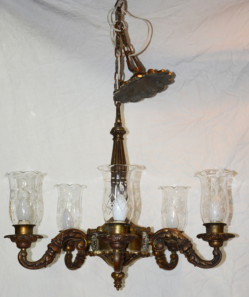 Lustre de metal dourado para 5 luzes, mangas de vidro. Altura 0,80 m.