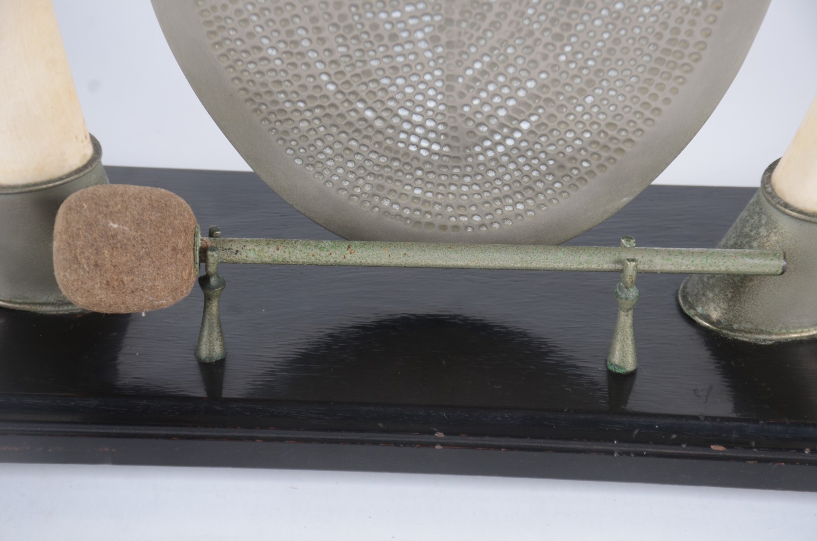 Antigo gongo oriental para cerimonial em metal, guarnecido com par de... - foto 3 de 6