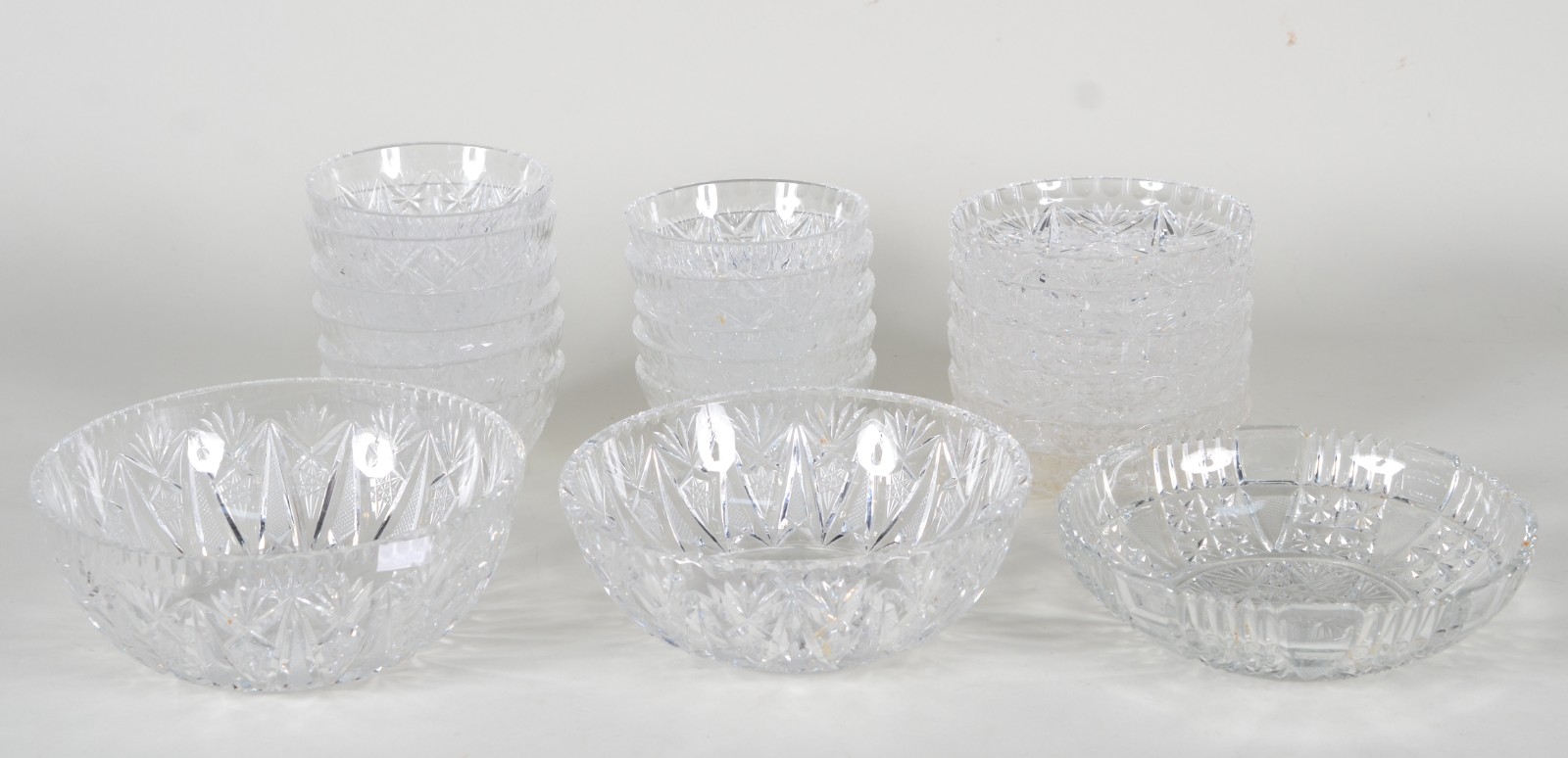 Diversas peças de cristal lapidado, sendo: 3 fruteiras (uma com... - foto 1 de 10