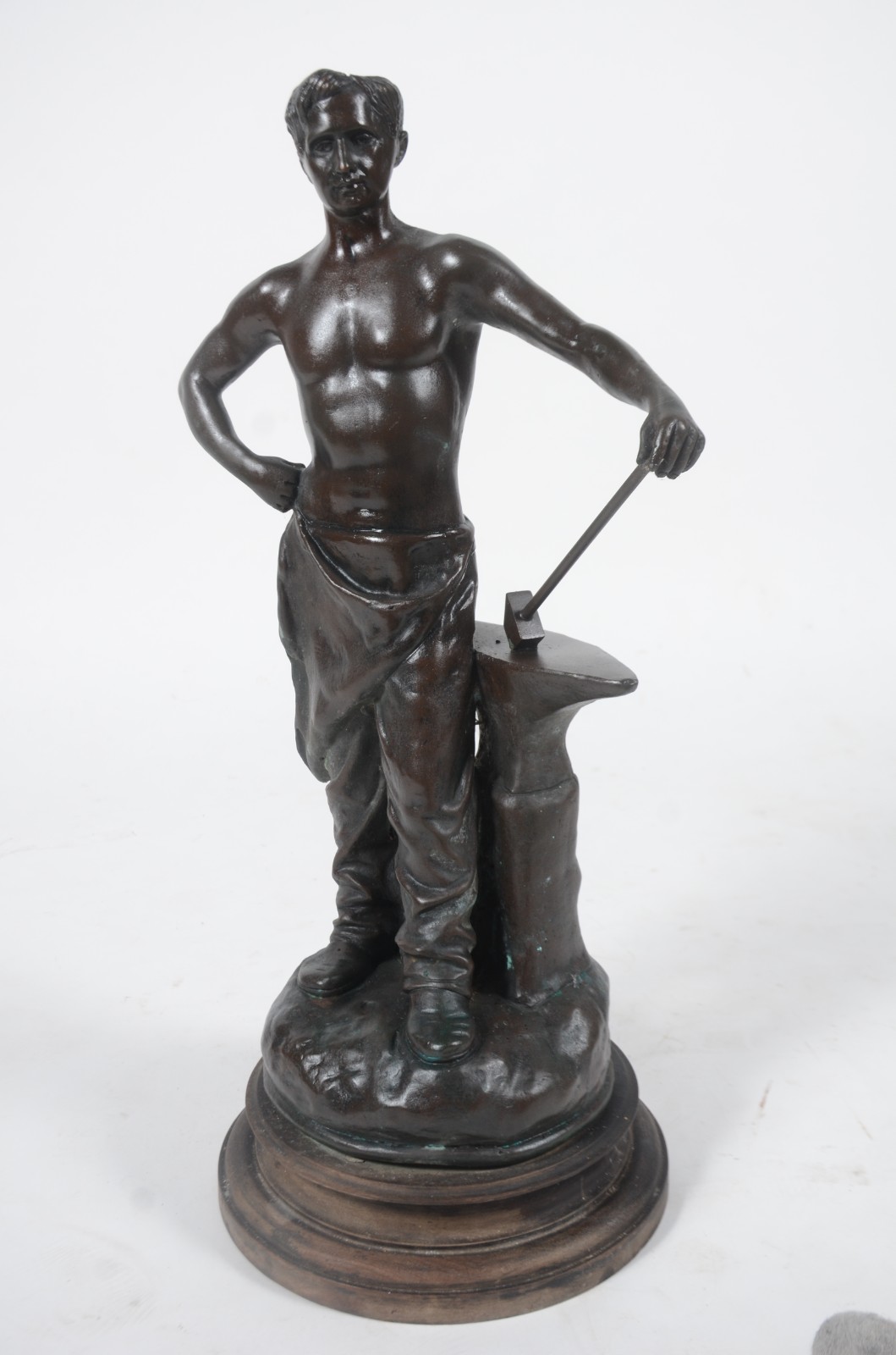 Escultura de bronze representando figura masculina. - foto 2 de 6