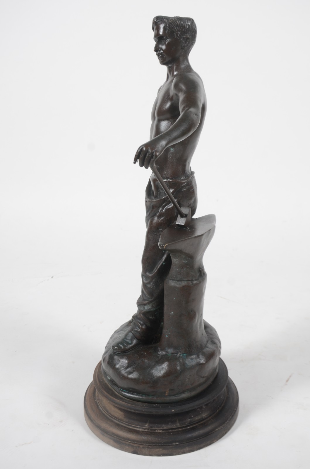 Escultura de bronze representando figura masculina. - foto 5 de 6