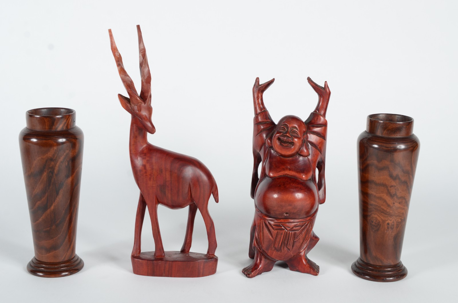 Quatro peças diversas de madeira oriental, sendo: par de vasos e 2... - foto 1 de 8