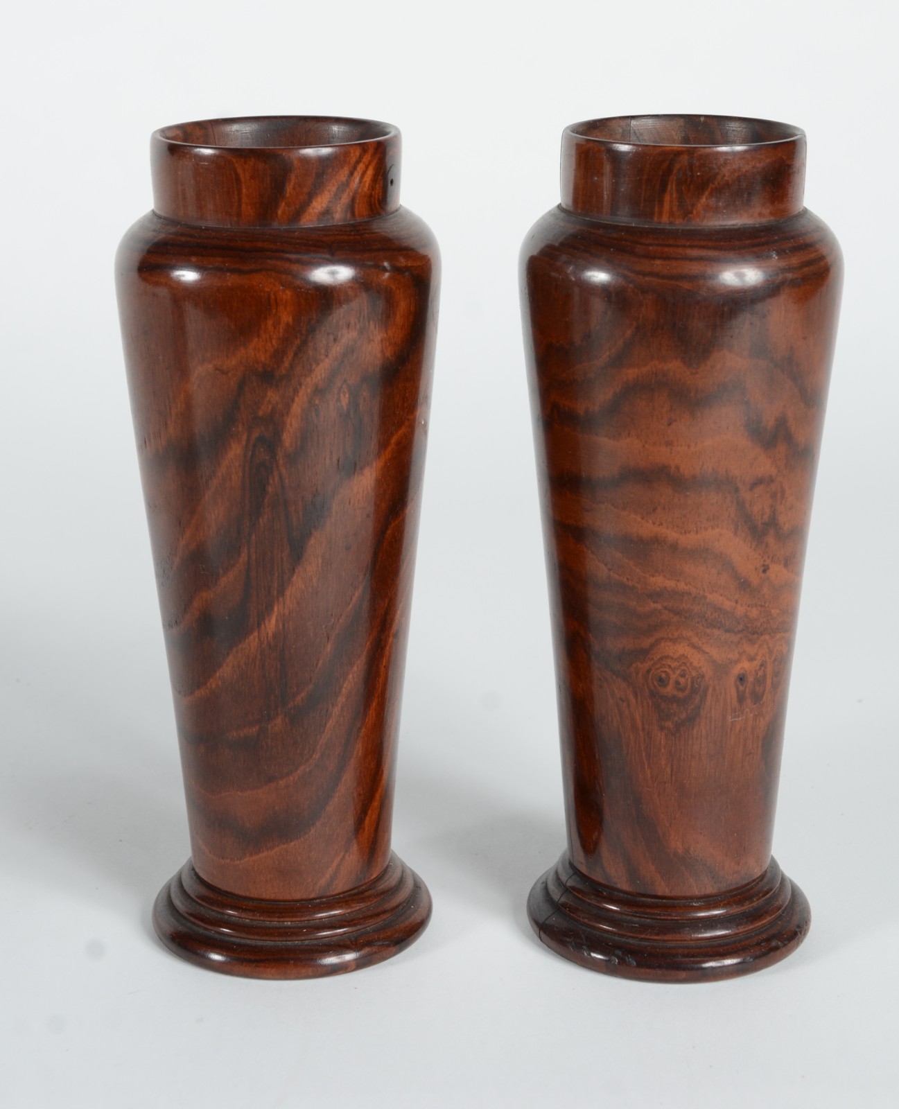 Quatro peças diversas de madeira oriental, sendo: par de vasos e 2... - foto 4 de 8