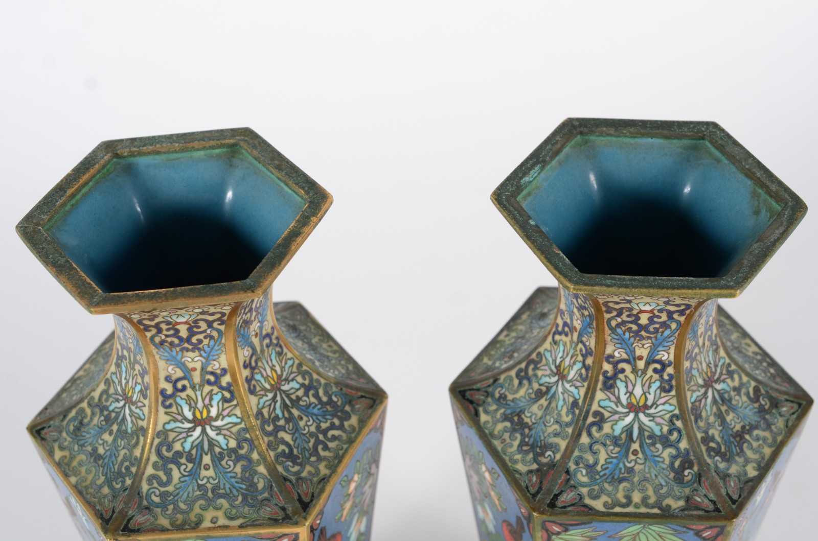 Par de belíssimos vasos de cloisoné chines feitio sextavado... - foto 6 de 7