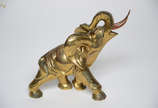 Escultura de bronze representando elefante. Alt... - Escultura de bronze representando elefante. Altura 23,5 cm.