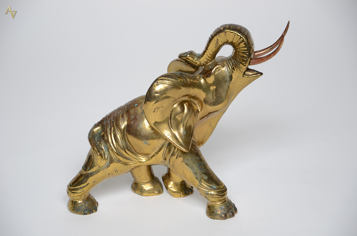 Escultura de bronze representando elefante. Altura 23,5 cm. - foto 1 de 2