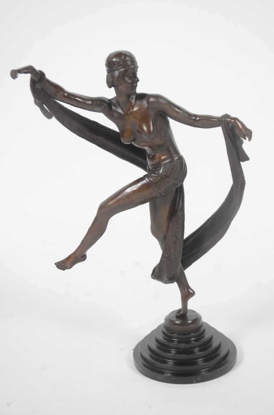 Escultura de bronze representando dançarina. Reprodução. Braço com... - foto 1 de 10