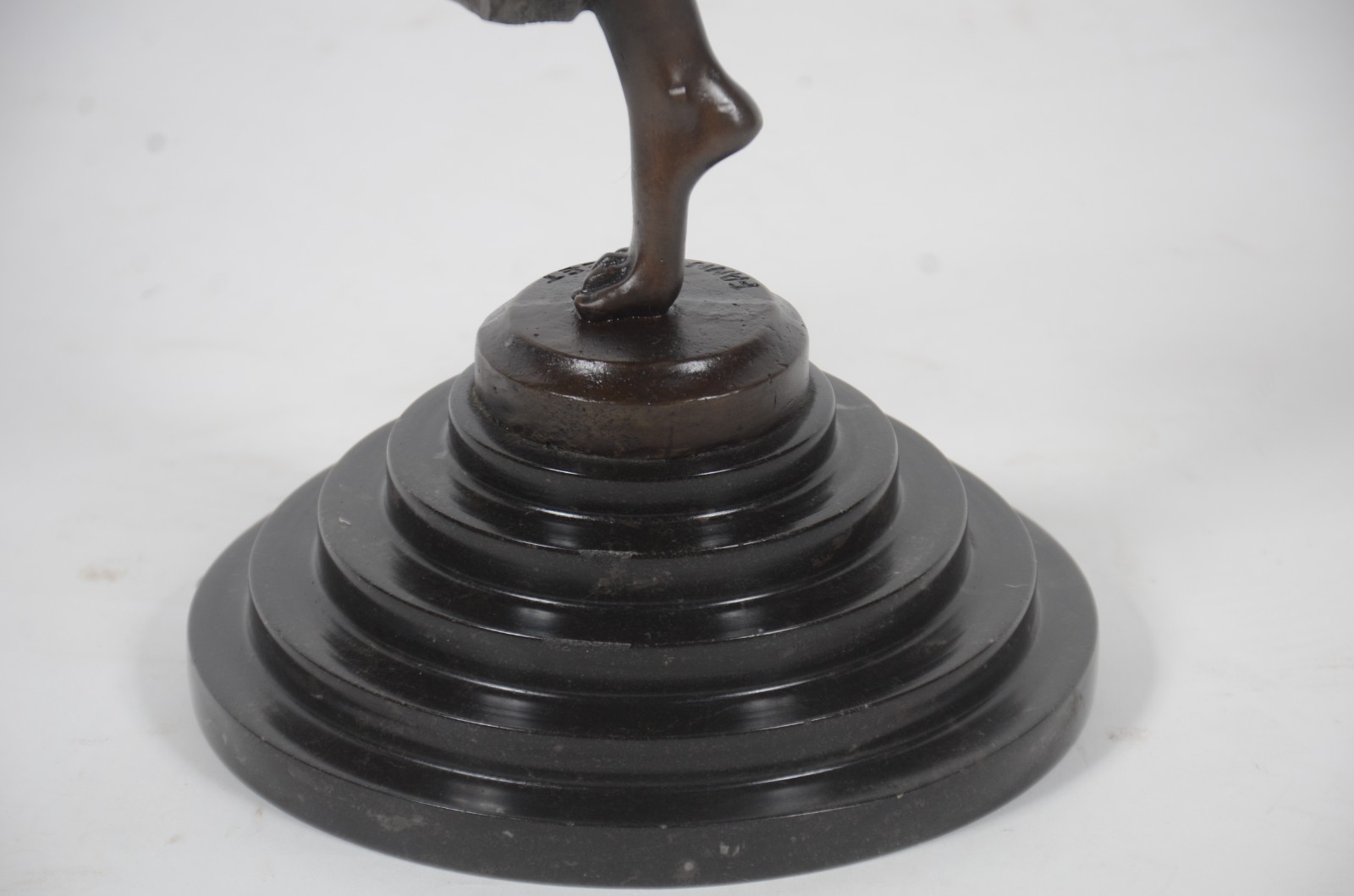 Escultura de bronze representando dançarina. Reprodução. Braço com... - foto 2 de 10