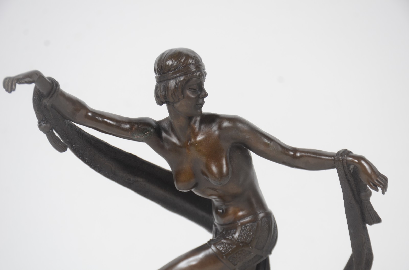 Escultura de bronze representando dançarina. Reprodução. Braço com... - foto 3 de 10