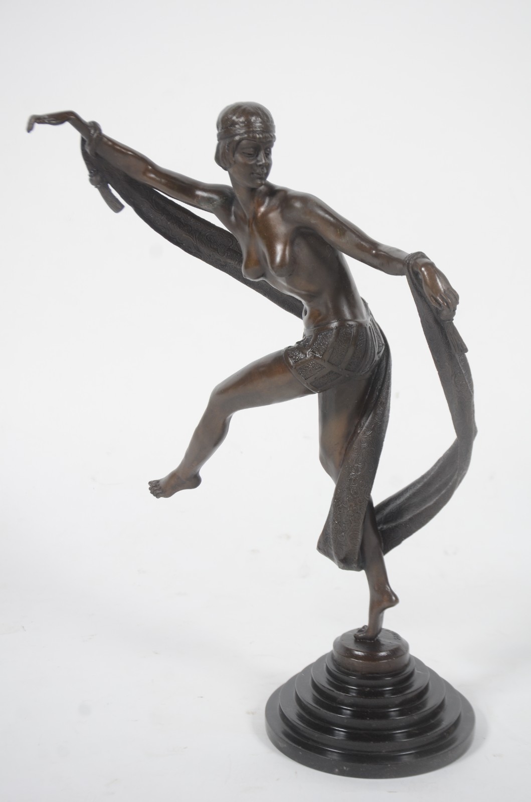 Escultura de bronze representando dançarina. Reprodução. Braço com... - foto 4 de 10