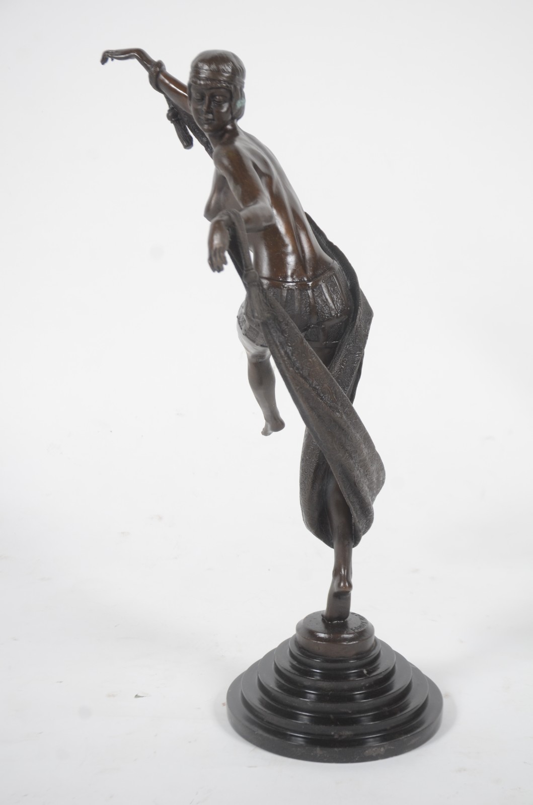 Escultura de bronze representando dançarina. Reprodução. Braço com... - foto 5 de 10