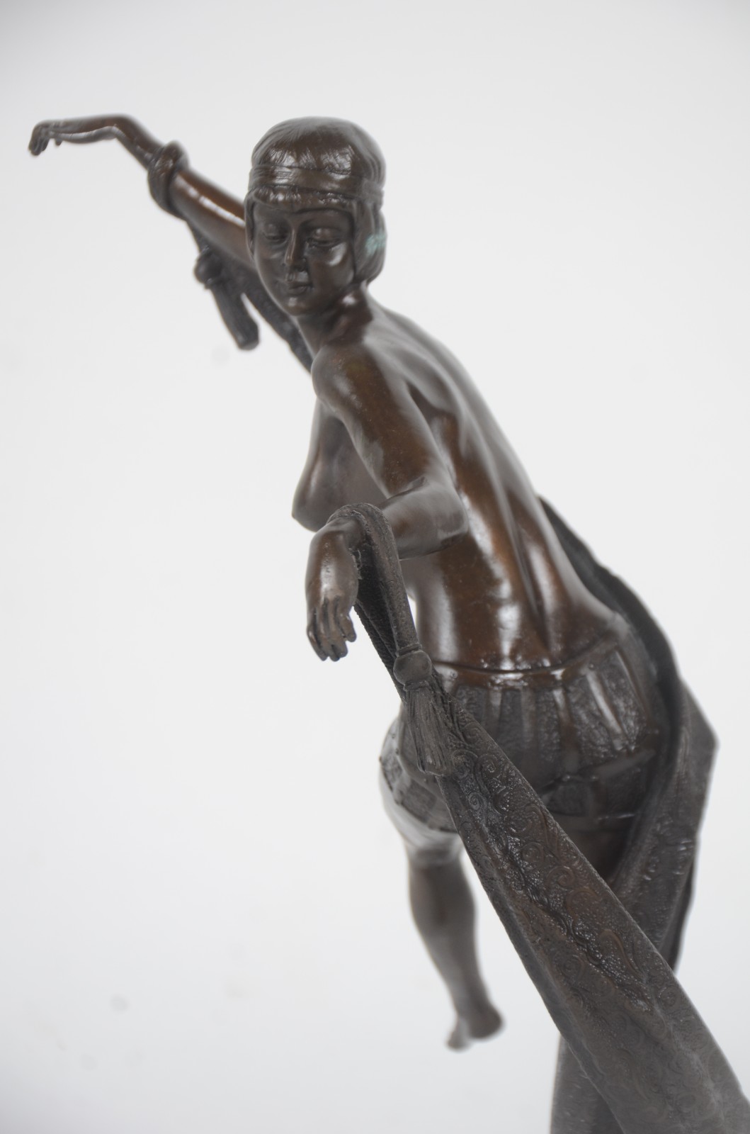 Escultura de bronze representando dançarina. Reprodução. Braço com... - foto 6 de 10