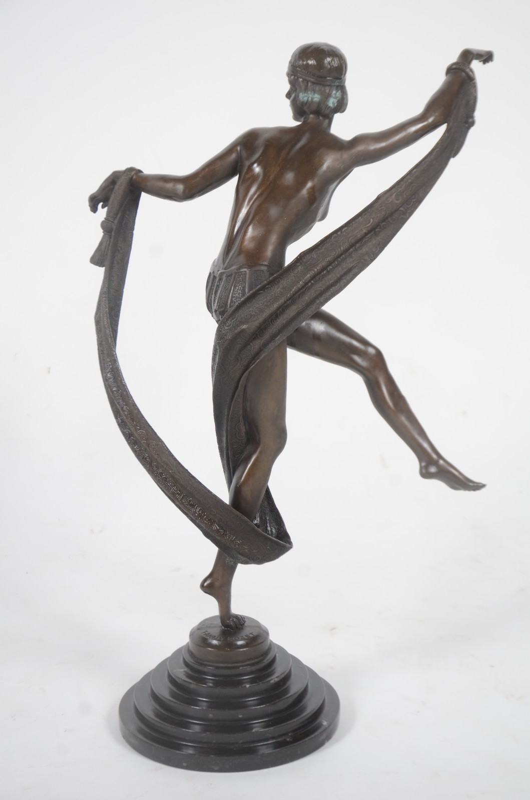 Escultura de bronze representando dançarina. Reprodução. Braço com... - foto 7 de 10