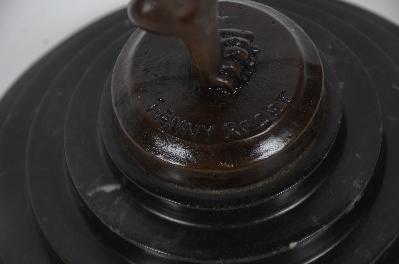 Escultura de bronze representando dançarina. Reprodução. Braço com... - foto 8 de 10