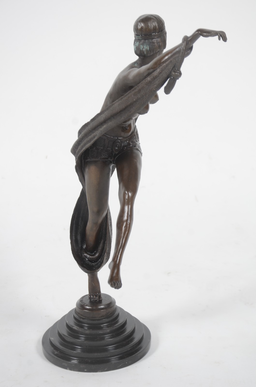 Escultura de bronze representando dançarina. Reprodução. Braço com... - foto 9 de 10